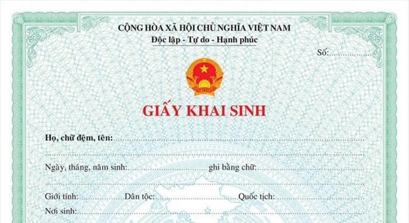 Mang đầy đủ các loại giấy tờ để xuất trình trước khi làm thủ tục đăng ký khai sinh cho trẻ 