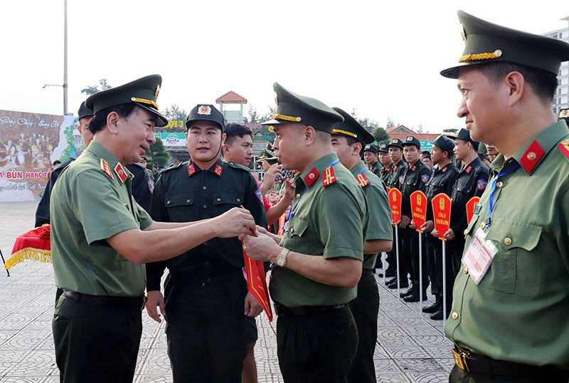 Quân đội, công an vi phạm hành chính sẽ xử lý như công dân