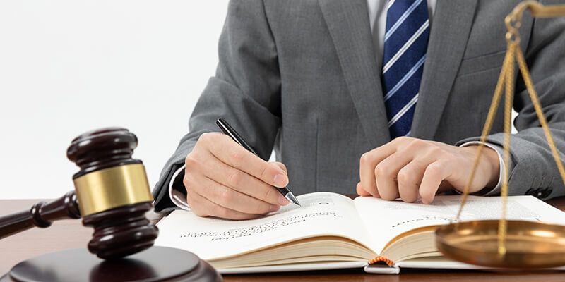 Án lệ là các lập luận và phán quyết có hiệu lực pháp luật của Tòa án