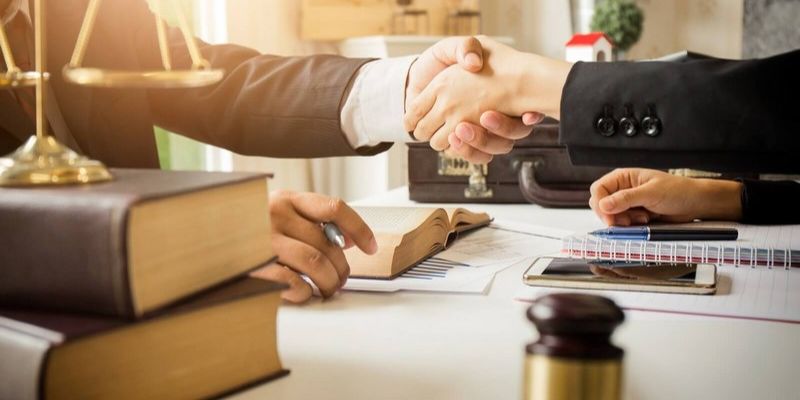Án lệ được chia thành nhiều loại dựa trên mối quan hệ pháp lý