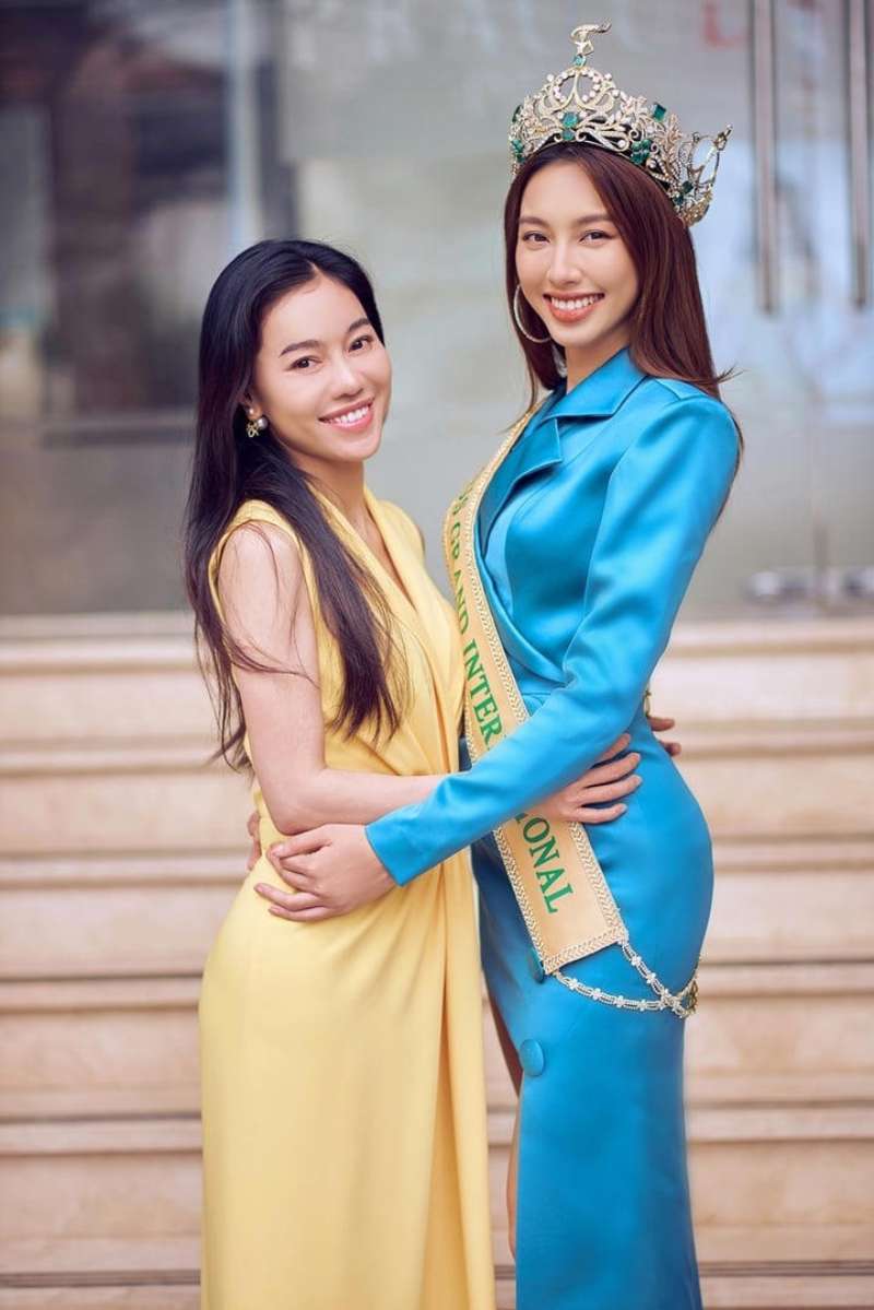 Đại diện CTCP Sen Vàng và hoa hậu Thuỳ Tiên