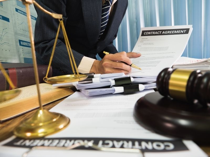 Chuyên viên pháp chế phụ trách pháp lý và rủi ro cho doanh nghiệp