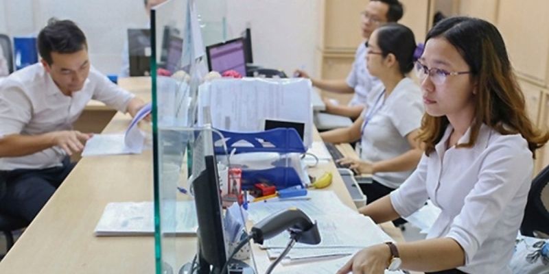 Công chức thuộc biên chế và nhận lương từ ngân sách Nhà nước