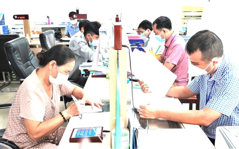 Đăng ký tại Ủy ban nhân dân cấp xã nơi cư trú của cha hoặc mẹ