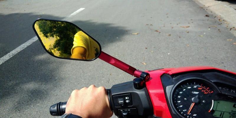 Người lái xe cần lắp gương đạt tiêu chuẩn