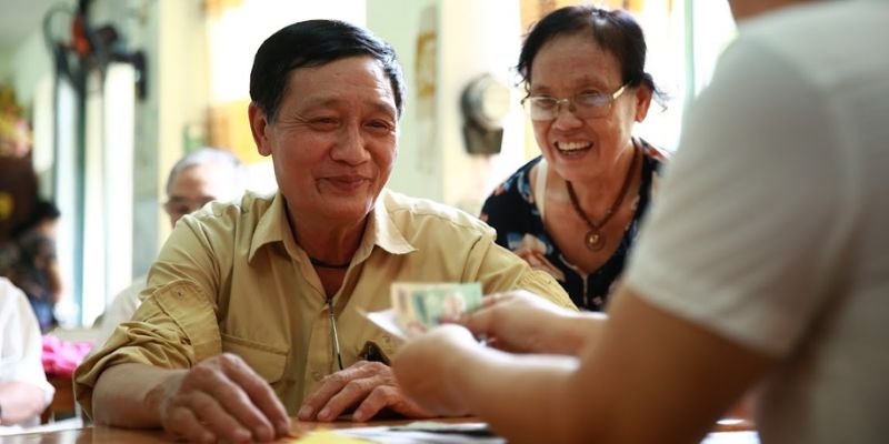 Hưởng lương hưu cần đủ tuổi và có ít nhất 15 năm đóng BHXH bắt buộc