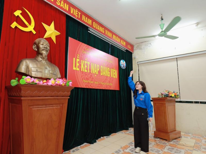 Người đủ 18 tuổi và tốt nghiệp trung học cơ sở sẽ được xét vào Đảng
