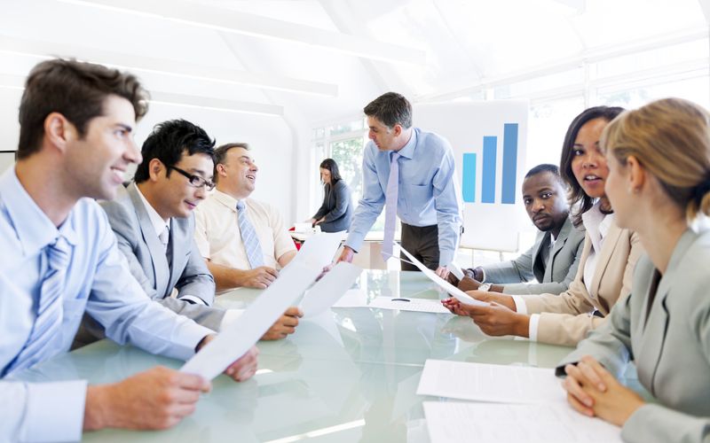 Nhân viên hăng hái làm việc dưới thương hiệu uy tín