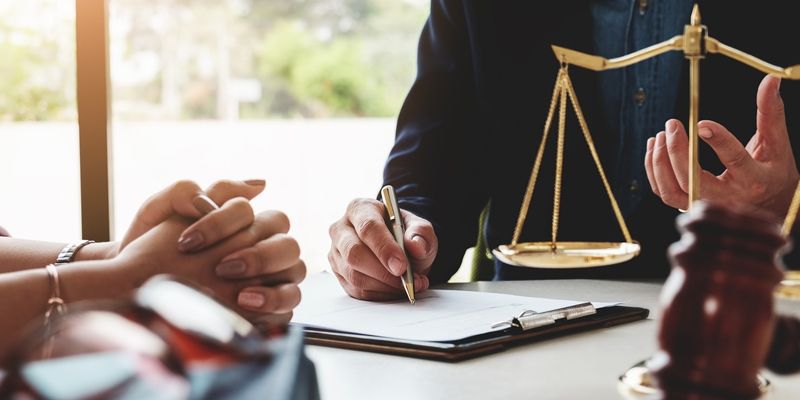 Thừa phát lại được trao quyền hạn tương tự như Chấp hành viên