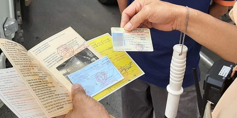 Cần có đầy đủ các giấy tờ khi tham gia giao thông