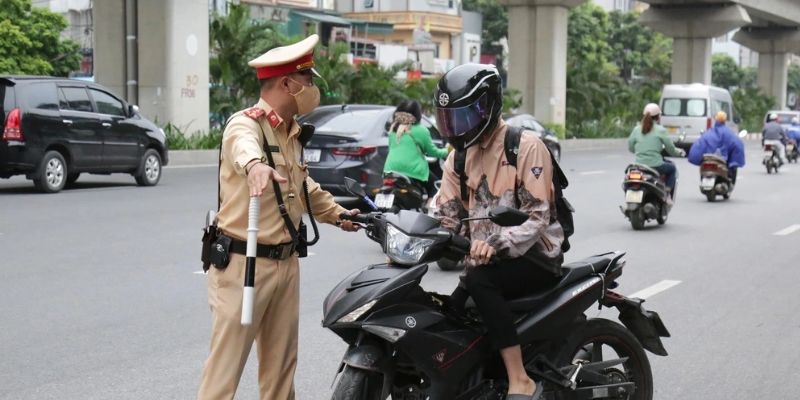 Cảnh sát giao thông không có quyền dừng xe để xử phạt lỗi xe không chính chủ