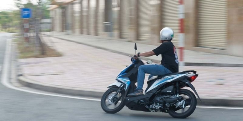 Xi nhan đúng theo quy định khi điều khiển xe máy