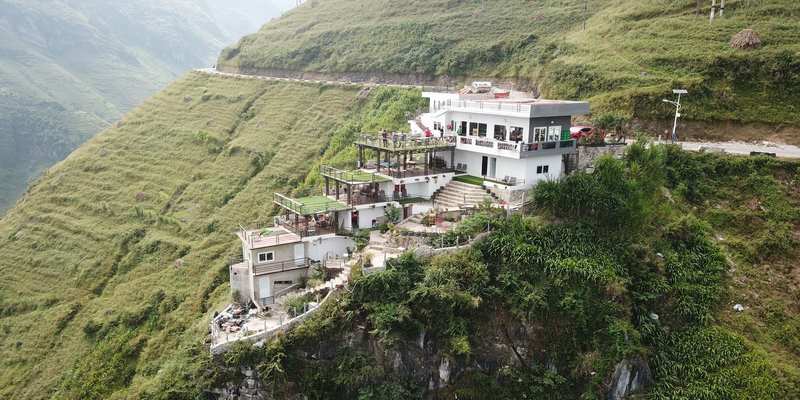 Công trình Panorama tại đèo Mã Pì Lèng (huyện Mèo Vạc, Hà Giang) trước khi bị xử lý.