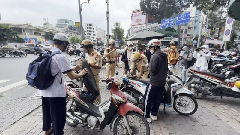 Phụ huynh cần tránh giao xe máy cho con khi chưa đủ tuổi