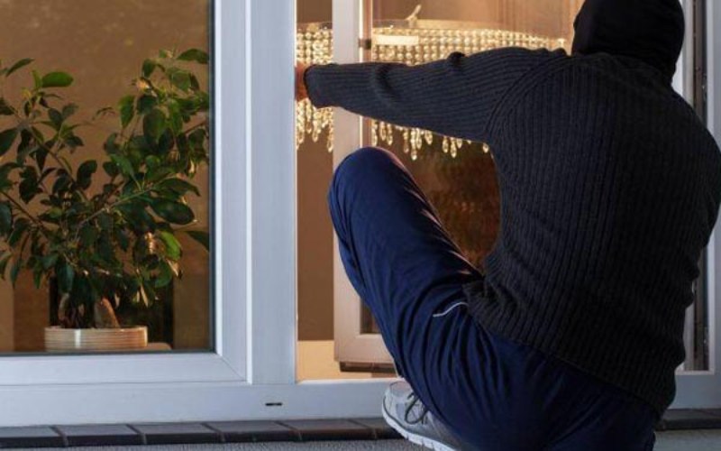 Tự ý vào chỗ ở của người khác mà không được sự đồng ý của chủ nhà