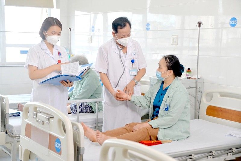 Y sĩ thăm khám tận tình, tận tâm cho bệnh nhân