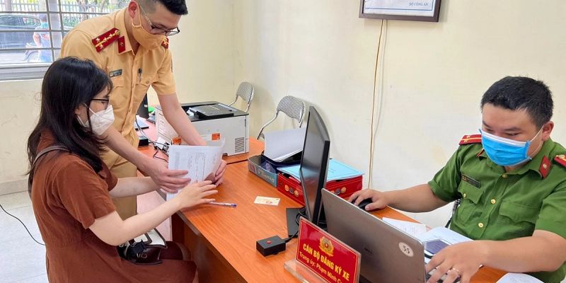 Chuẩn bị đầy đủ các loại giấy tờ có trong hồ sơ đăng ký ô tô
