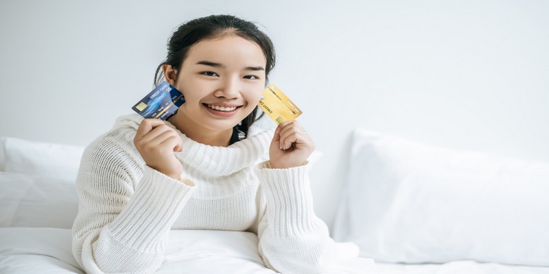 Lưu ý khi sử dụng thẻ ngân hàng theo độ tuổi