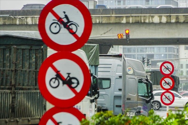 Biển báo cấm xe gắn máy xuất hiện rất phổ biến