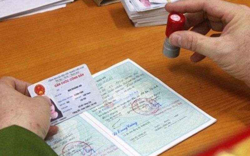 Người dân tuân thủ theo quy định về pháp luật về giấy tạm trú và làm CCCD