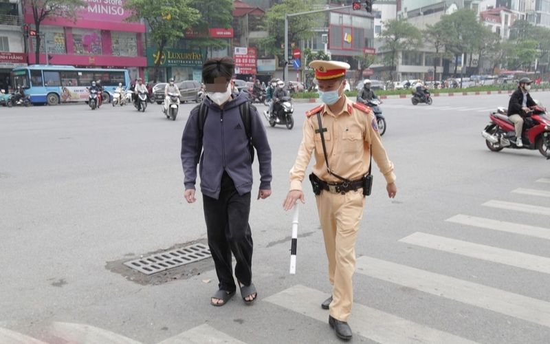 Người đi bộ cũng bị phạt khi vi phạm vạch kẻ đường 