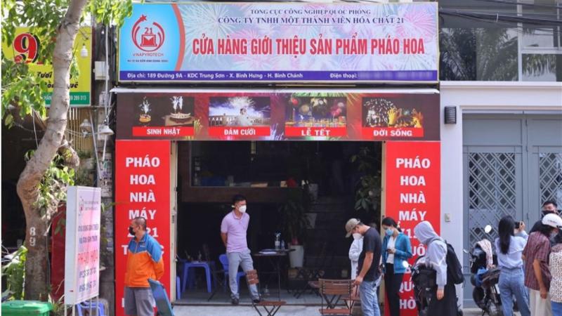 Người dân dễ dàng mua pháo hoa của Bộ Quốc phòng tại miền Nam