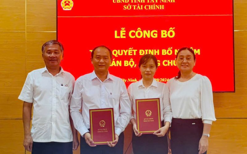 Quyết định bổ nhiệm  trao cho người được bổ nhiệm 