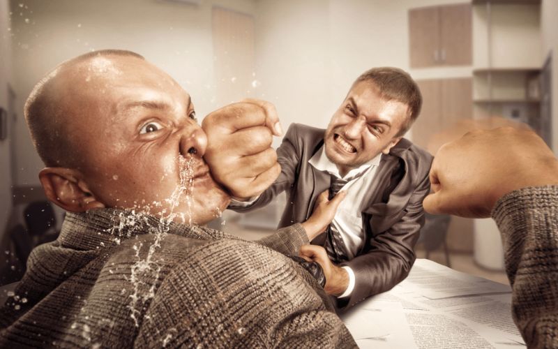Tội cố ý gây thương tích cho người khác có thể bị xử phạt hành chính hoặc hình sự