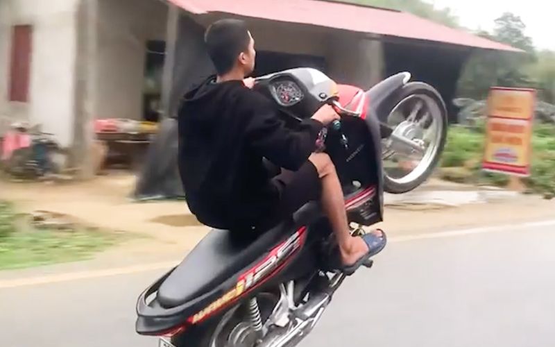 Minh họa hành vi điều khiển xe bốc đầu 