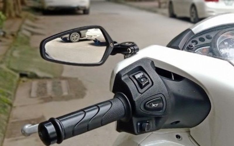 Tuân thủ quy định về gương chiếu hậu khi tham gia giao thông 
