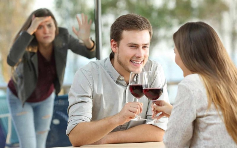 Tìm kiếm sự hỗ trợ từ chuyên gia tâm lý và luật sư