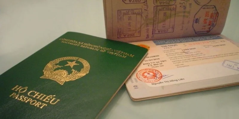 Tạm hoãn xuất cảnh là buộc một cá nhân chưa được rời khỏi lãnh thổ Việt Nam trong thời gian nhất định