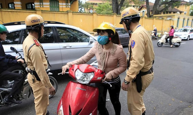 Xe không gương có bị giữ giấy tờ hay giữ xe không?