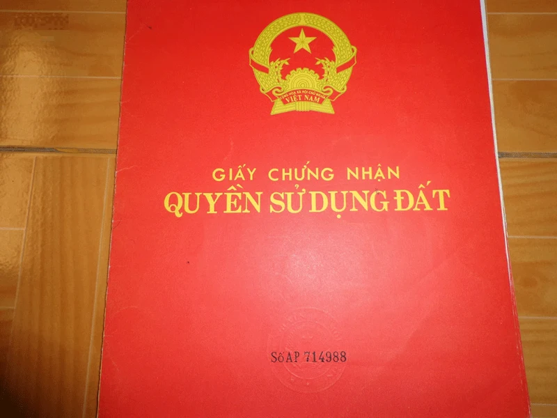 Khi bán, tặng cho hoặc thế chấp đất, thông thường phải có sự đồng ý của các đối tượng