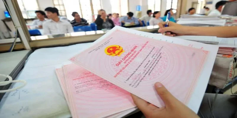 Khoản 1 Điều 106 Luật Đất đai 2013 nói về trách nhiệm đính chính Giấy chứng nhận có sai sót